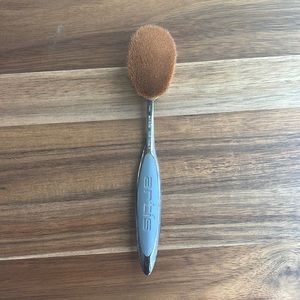 Artis Oval 7 Brush, used. In good condition.
